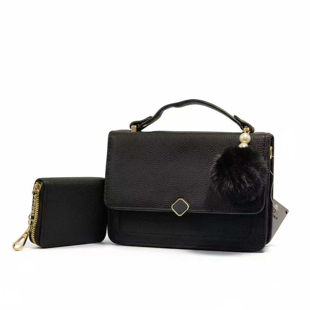 Bolsa Transversal Feminina XV2505 com Carteira e Pompom – Design Elegante em Couro Sintético XV2505
