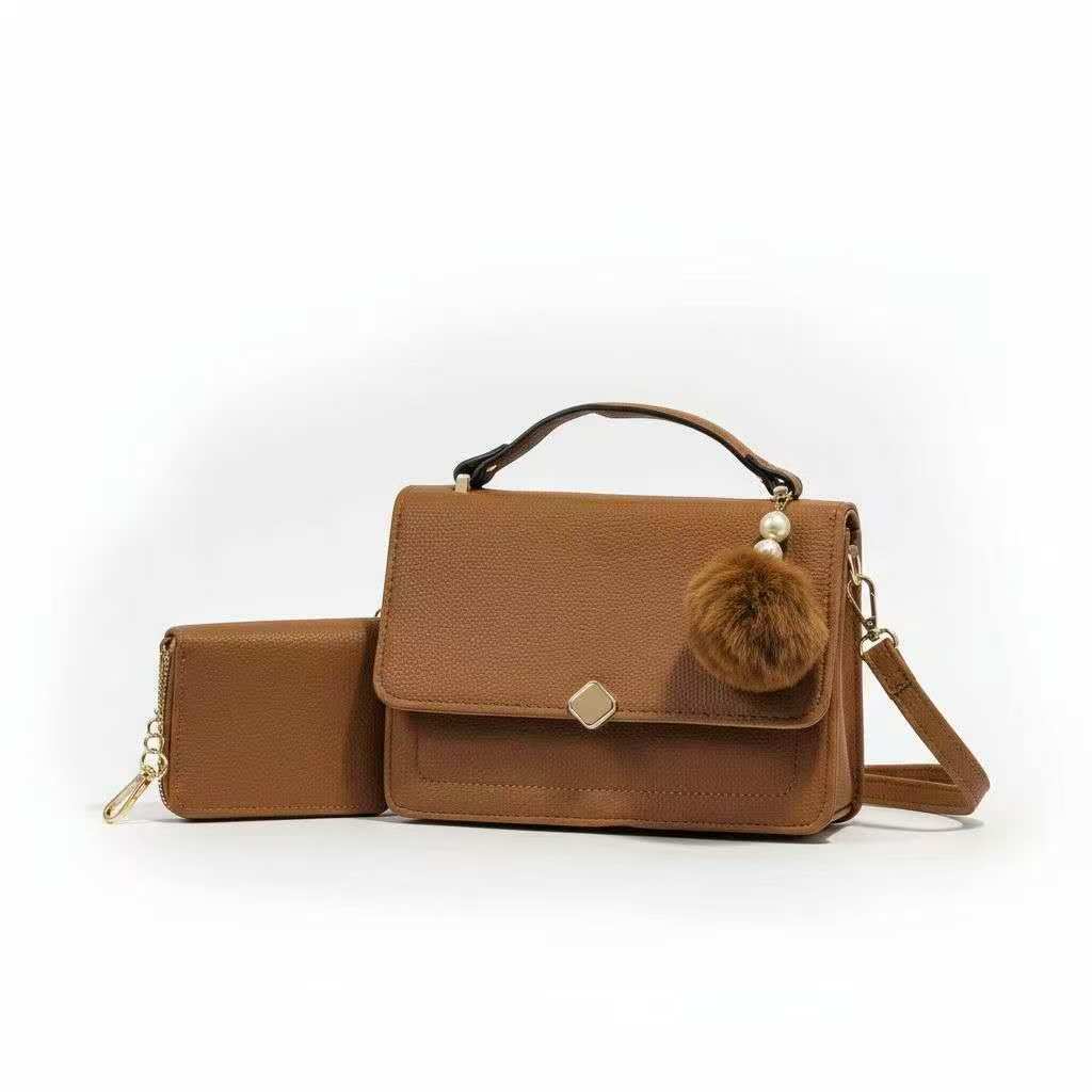 Bolsa Transversal Feminina XV2505 com Carteira e Pompom – Design Elegante em Couro Sintético XV2505